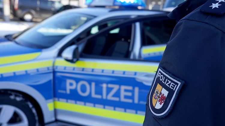 Ursprünglich sind die Beamten wegen eines Fahrraddiebstahls zum Mehrfamilienhaus gefahren.
