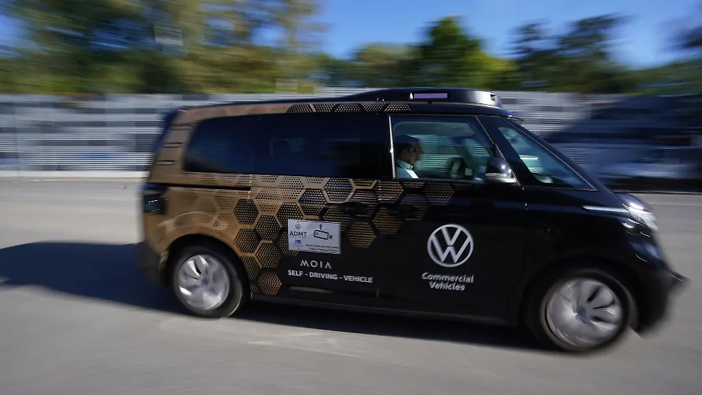 Ein-autonom-fahrender-ID-Buzz-AD-faehrt-auf-dem-Hochbahn-Betriebshof-Alsterdorf