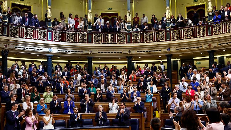 Das Parlament in Madrid stimmte dem umstrittenen Amnestiegesetz mit 177 zu 172 Stimmen zu. 