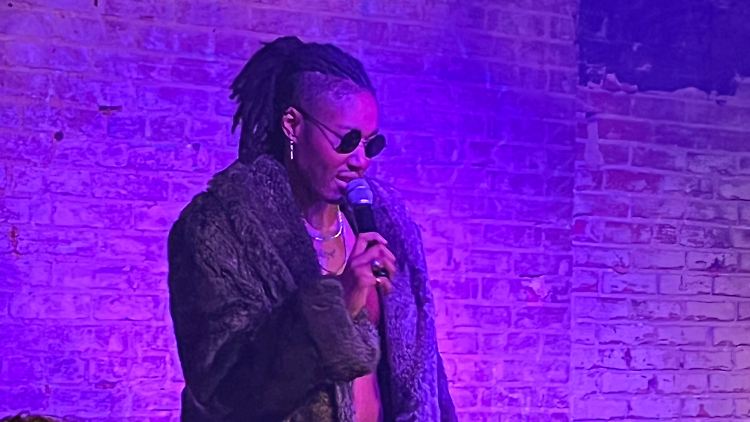 Dragking "Blaq Dinamite" ist der Präsident von Qommittee.