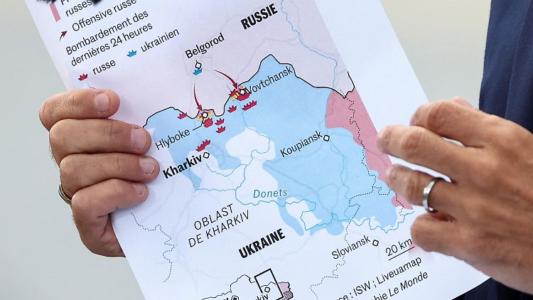 Zur Pressekonferenz mit Scholz in Meseberg hatte Macron eine Karte mitgebracht. Damit wollte er zeigen, dass die Ukraine von Stützpunkten aus angegriffen wird, die weit in Russland liegen.