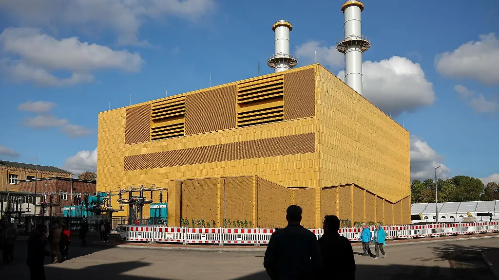 Besucher-betrachten-das-neue-Heizkraftwerk-Sued