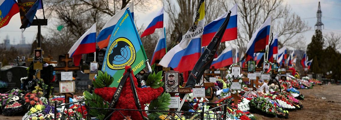 Gräber russischer Soldaten, die in der Ukraine getötet wurden, auf einem Friedhof in der russischen Region Wolgograd.