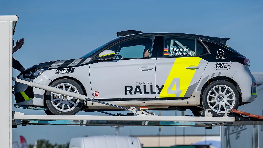 Ein-Rallyefahrzeug-wird-aus-einem-Lkw-ausgeladen