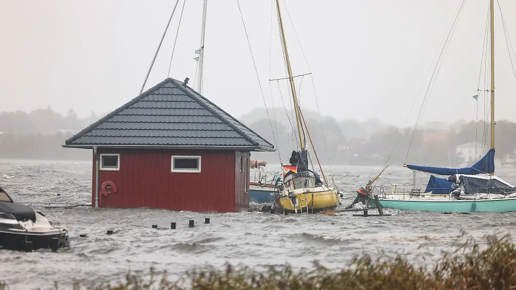 Das-Wasser-aus-der-Schlei-ueberschwemmt-einen-Bootshafen