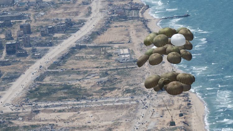 Seit Mitte März warf die Luftwaffe rund 315 Tonnen Hilfsgüter über dem Gazastreifen ab.