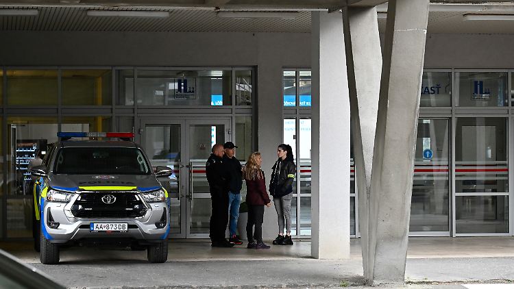 Ein Polizeiauto vor dem Universitätskrankenhaus F. D. Roosevelt, wo Fico nach dem Attentat behandelt wurde. Jetzt wurde der Ministerpräsident nach Bratislava überstellt.