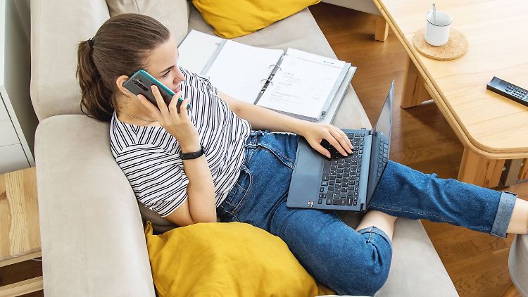 Egal, ob am Telefon, online oder persönlich: Vor einem Versicherungsabschluss sollten Verbraucherinnen und Verbraucher sich grundsätzlich beraten lassen.