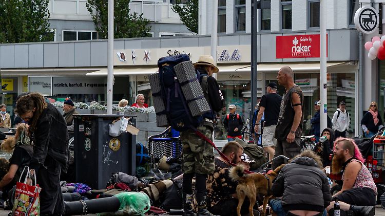 Vor allem zu Zeiten des 9-Euro-Tickets bevölkerte mit den Punks ein Publikum die Nordsee-Insel Sylt, das dort sonst nicht so geläufig ist.