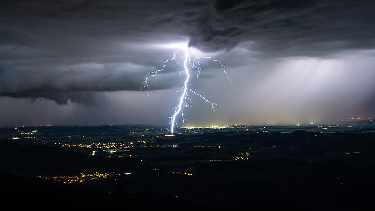 Die heftigen Regenfälle werden Auswirkungen auf den Wasserstand der Flüsse haben und Überschwemmungsgefahr bringen, warnen Fachleute.