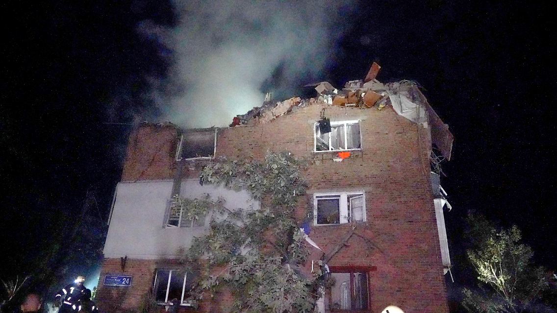 Das Wohnhaus in Charkiw ist bei einem nächtlichen Raketenangriff schwer getroffen worden.