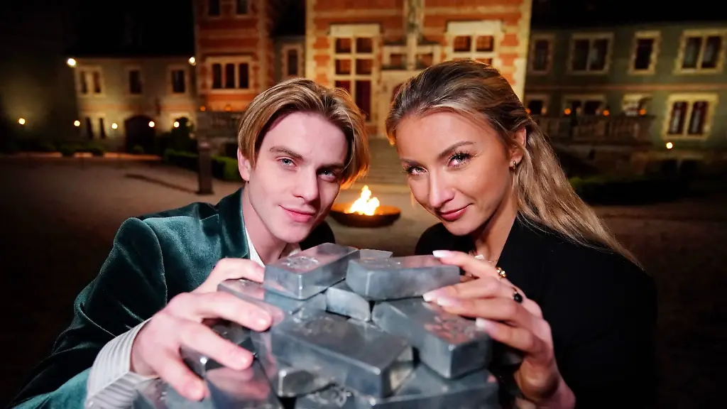 Die-beiden-Verraeter-Anna-Carina-und-Vincent-freuen-sich-ueber-den-Sieg-und-einen-Silberschatz-im-Wert-von-46-500-Euro-Quelle-RT