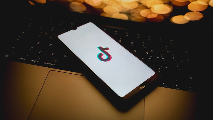 Untersuchungen zeigen, dass Tiktok deutlich mehr polarisierende politische Inhalte ausspielt als andere Plattformen.