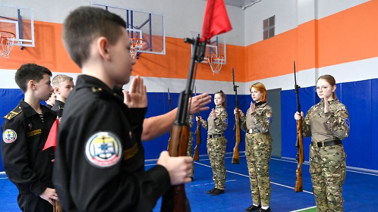 Mädchen und Jungen während einer Ausbildung in einem Zentrum für militärpatriotische Erziehung im russischen Seweromorsk. Neben Verfolgung sind Kinder in Russland auch Indoktrination ausgesetzt. 