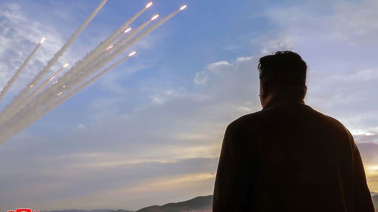 Diktator Kim beobachtete den gleichzeitigen Start von 18 Geschossen eines Raketenwerfers.