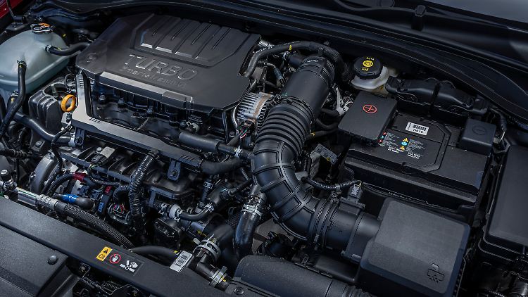 Früher trugen Autos mit aufgeladenen Motoren oft auch im Modellnamen die Bezeichnung Turbo. Heute finden sich solche Hinweise, wenn überhaupt noch, im Motorraum.