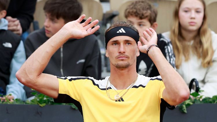Zverev selbst ist beim Prozess nicht vor Ort, sondern spielt aktuell bei den French Open in Paris.