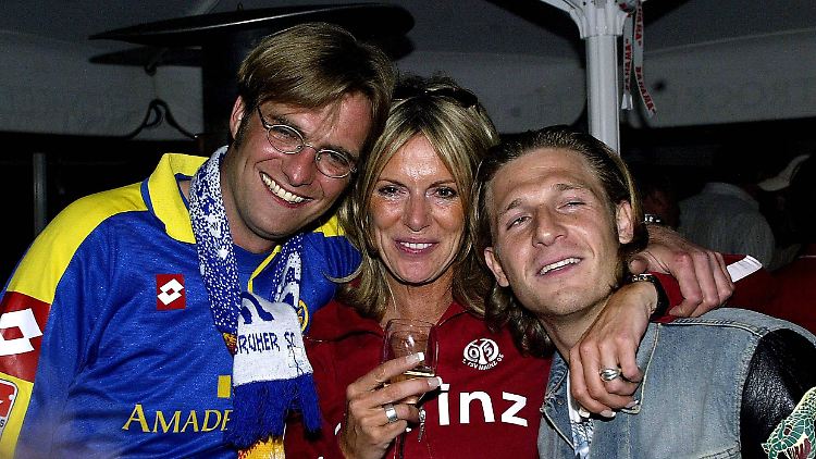 Mai 2004: Trainer Jürgen Klopp, seine Ehefrau Ulla Klopp und Mainz-Stürmer Andrej Voronin.
