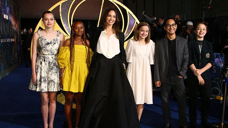 Angelina Jolies Kinder machen Front gegen Brad Pitt.