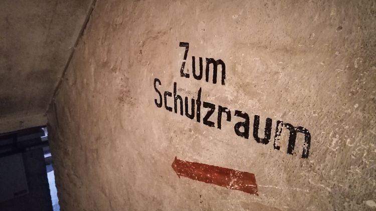 Abgang in einen Frankfurter Keller mit Beschriftung aus dem letzten Jahrhundert.