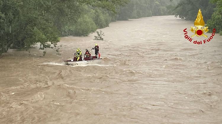 Einsatzkräfte suchen im Fluss Natisone nach den Vermissten.