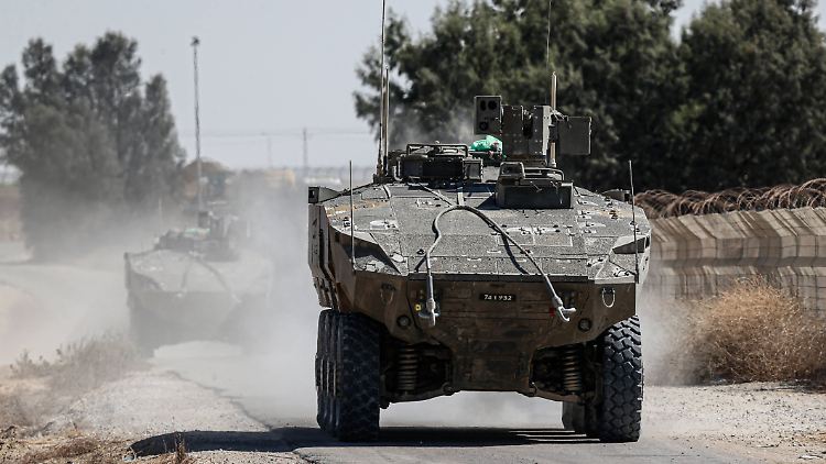 In der ersten Phase der Vereinbarung müssten sich die israelischen Streitkräfte aus allen dicht besiedelten Gebieten des Gazastreifens zurückziehen. Die Hamas müsste die ersten Geiseln freilassen.