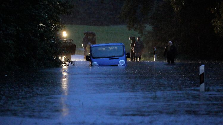 Landunter am Bodensee: Im Stadtgebiet von Lindau stehen bereits einige Straßen unter Wasser.