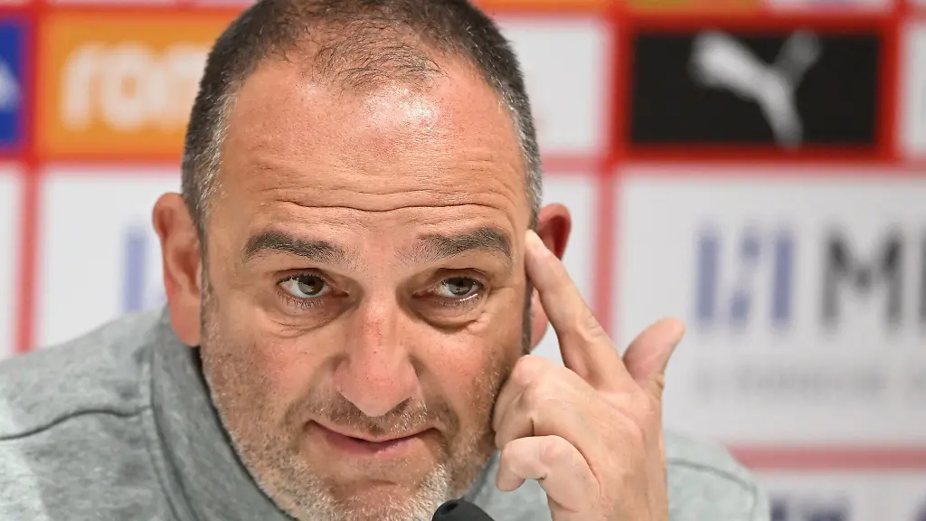 Heidenheims-Trainer-Frank-Schmidt-bei-der-Pressekonferenz-nach-dem-mit-2-5-verlorenen-Spiel