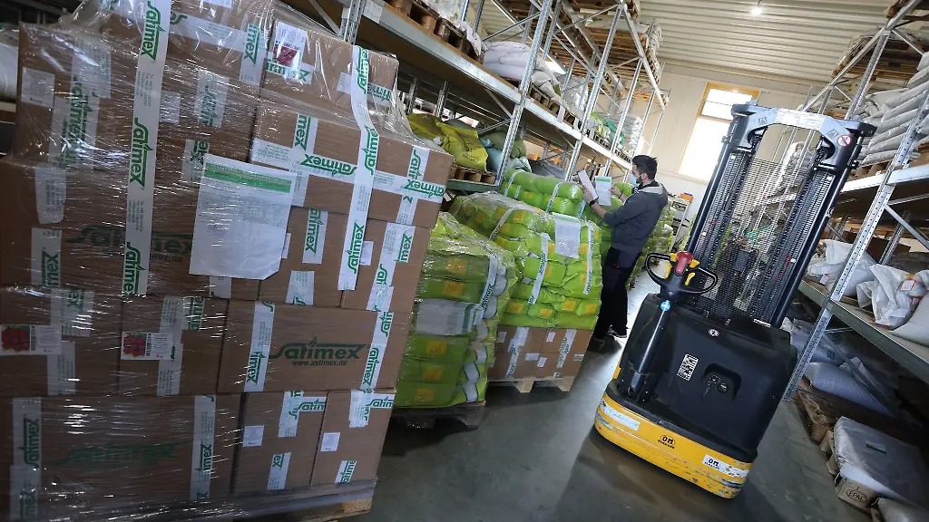 Paletten-fuer-den-Export-stehen-in-einem-Lager