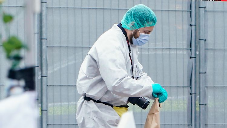 Beamte der Spurensicherung am Tatort.