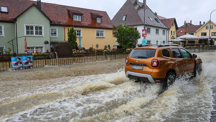 Die B312 ist in Ochsenhausen (Landkreis Biberach, südlich von Ulm) durch den über die Ufer getretenen Fluß Rottum komplett überschwemmt. Teile der Innenstadt stehen unter Wasser.
