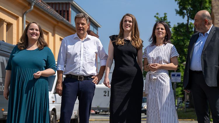 Gelassen vor der Europwahl: Ricarda Lang, Robert Habeck, Terry Reintke, Annalena Baerbock und Omid Nouripour in Potsdam.