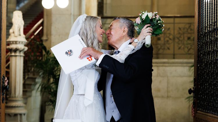 Richard Lugner und sein "Bienchen" haben sich im Wiener Rathaus das Ja-Wort gegeben. 