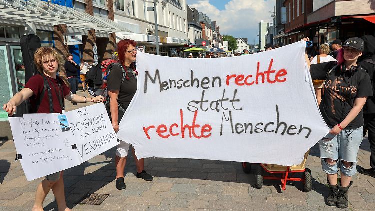 Etwa zehn Demo-Teilnehmer zogen mit Bannern durch Westerland. 