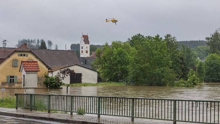 Wo früher eine Straße war, ist jetzt ein Fluss: Der Landkreis Augsburg ist besonders schwer von dem Hochwasser betroffen.