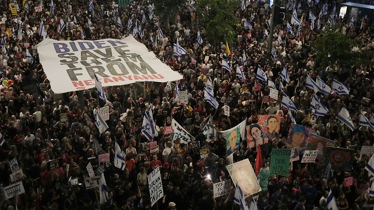 Massendemonstration in Tel Aviv für ein Geiselabkommen und gegen die Regierung Netanjahu.
