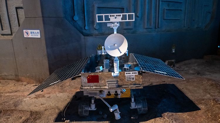 Das Modell des Chang'e-Detektors ist während der Weltraumausstellung im Guangdong Science Center zu sehen.