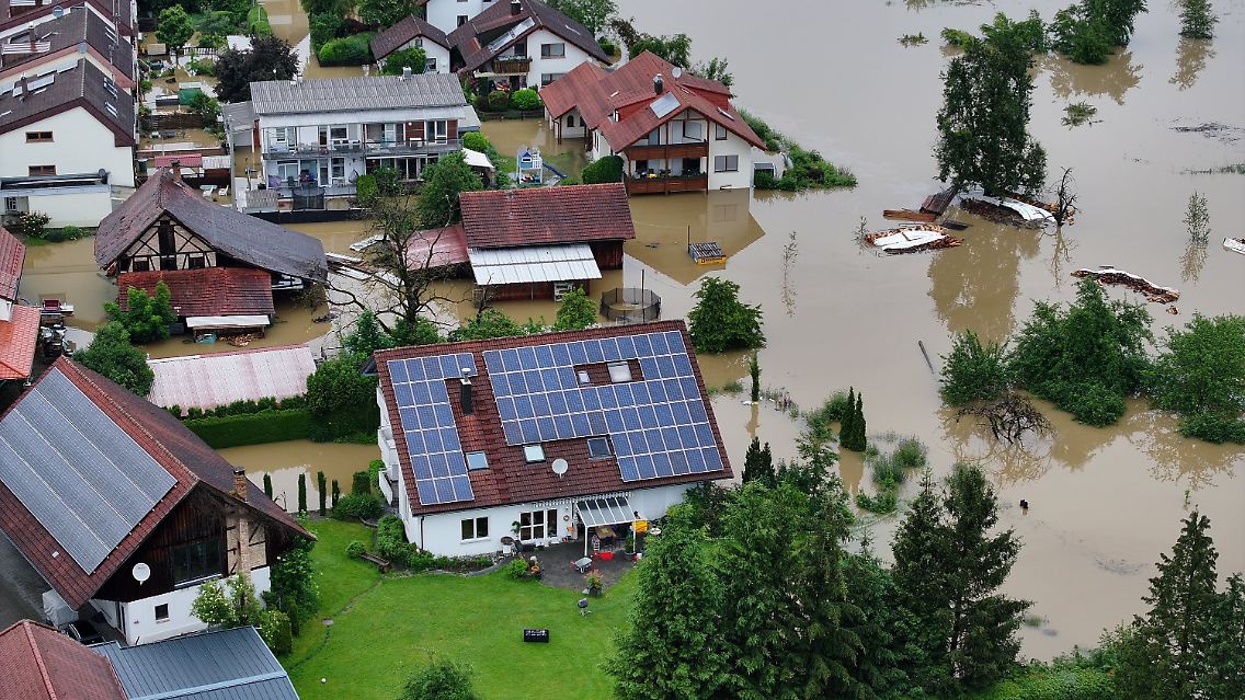 Luftaufnahmen zeigen das überflutete Meckenbeuren.