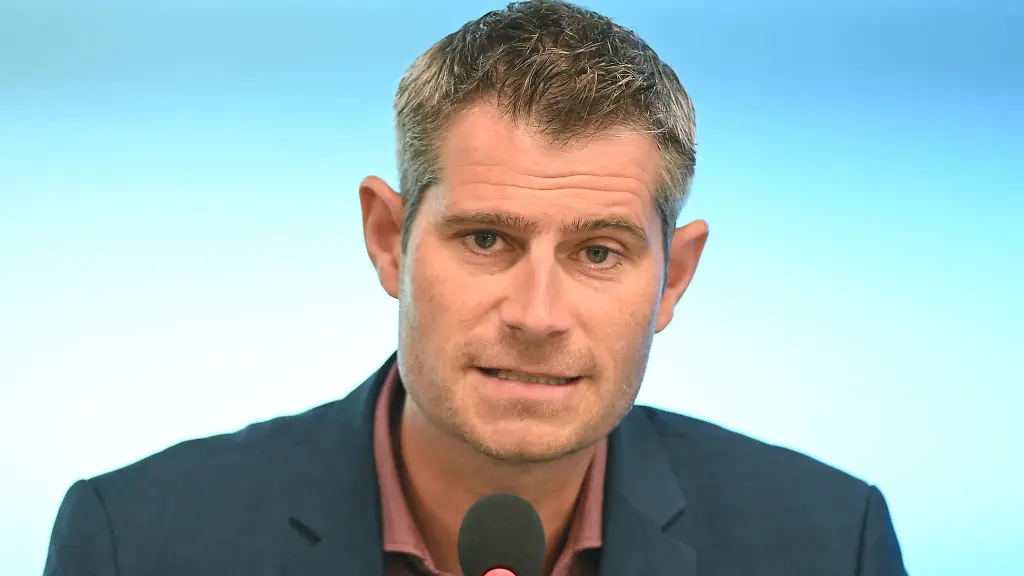 Thomas-Speck-der-Vorsitzende-des-Berufsschullehrerverbandes-BLV-Baden-Wuerttemberg-spricht-bei-einer-Pressekonferenz