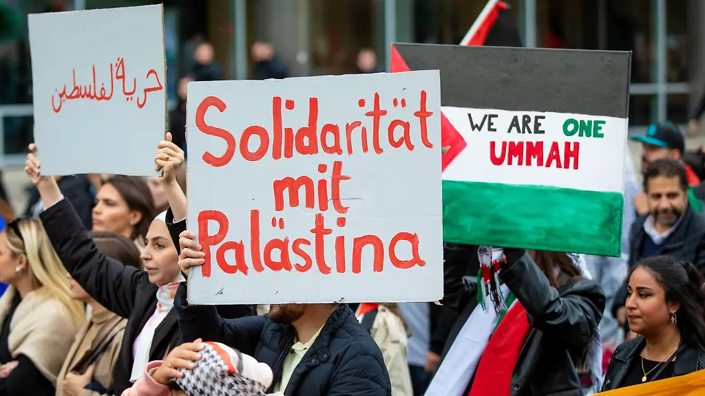 Solidaritaet-mit-Palaestina-steht-auf-dem-Schild-eines-Teilnehmers-einer-Pro-Palaestina-Kundgebung-in-der-Stuttgarter-Innenstadt