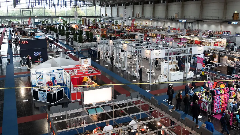 Messebesucher-schlendern-durch-die-Hallen-auf-dem-Messegelaende-der-Infa-2020