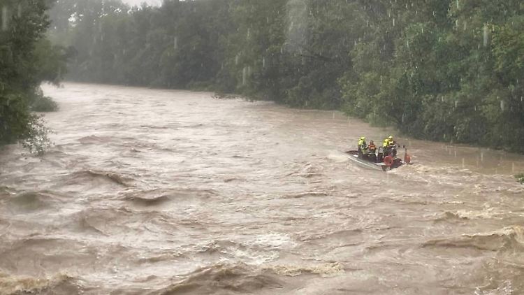 Suche nach den drei Vermissten: Die italienische Feuerwehr versucht, sie im Fluss Natisone zu finden.
