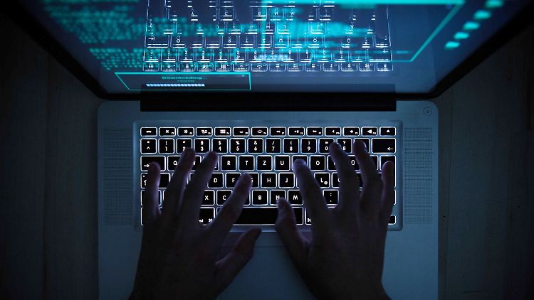 Auch wenn das Kontroll-Bedürfnis mancher Arbeitgeber hoch ist: Bei der Überwachung von Mitarbeitenden gibt es Grenzen.