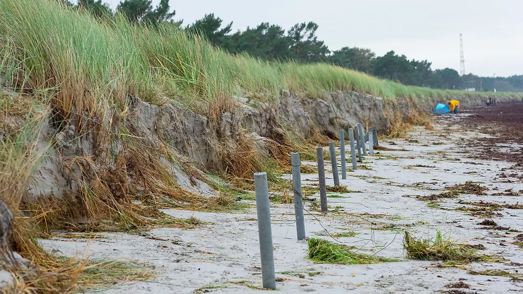 Wellen-haben-am-Strand-von-Breege-die-Duenen-abgetragen