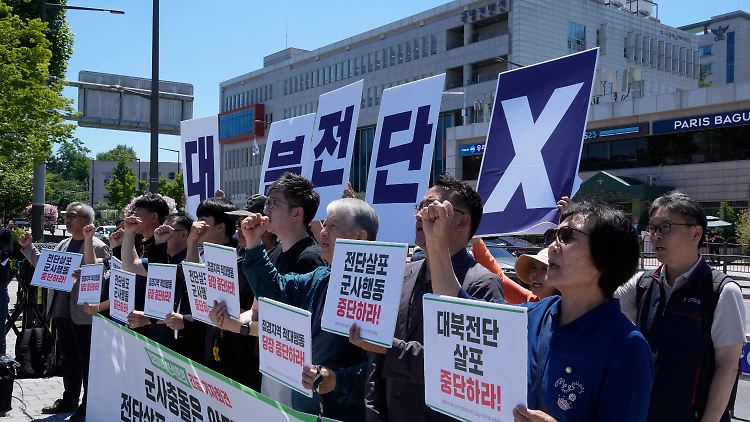 Südkoreanische Demonstranten, die in der Nähe der Grenze zu Nordkorea leben, fordern in der Nähe des Präsidentenbüros in Seoul den Stopp von Militärübungen und Propaganda. 