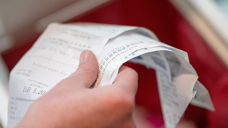Weiße, glatte Kassenzettel aus Thermopapier gehören nicht ins Altpapier, sondern müssen im Restmüll entsorgt werden.
