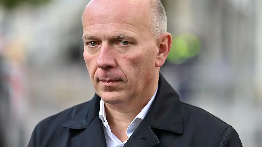 Berlins-Regierender-Buergermeister-Kai-Wegner-CDU-gibt-nach-dem-Besuch-der-Juedischen-Synagoge-in-der-Brunnenstrasse-33-ein-Statement