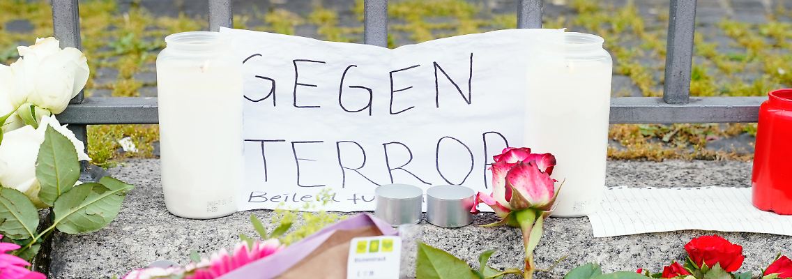 In Mannheim ist die Trauer um den getöteten Polizisten groß. Jetzt entbrennt die Diskussion um die Wiederaufnahme von Abschiebungen nach Afghanistan, wo der mutmaßliche Angreifer herstammt.