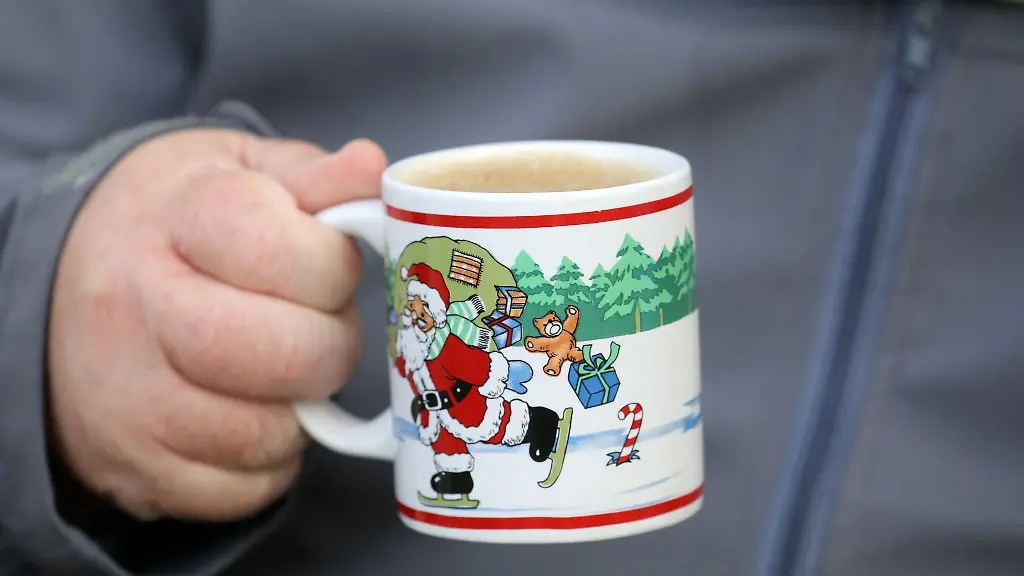 Vor-dem-Kaeltebus-der-Obdachlosenhilfe-Rostock-haelt-ein-Beduerftiger-eine-Kaffeetasse-in-der-Hand