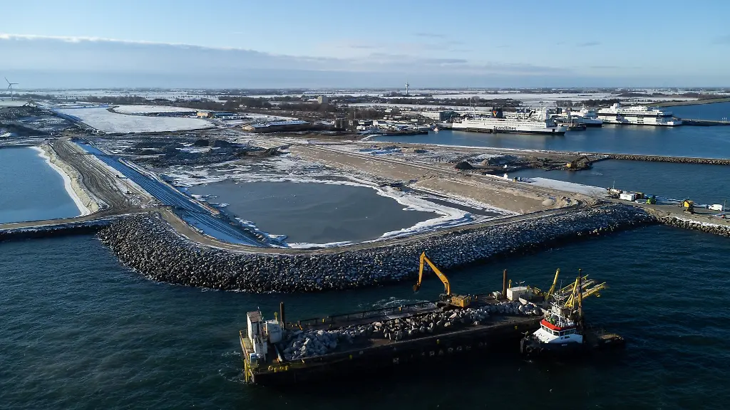 Die-Baugrube-fuer-das-Tunnelportal-zum-Fehmarnbelt-Tunnel-ist-neben-dem-Arbeitshafen-und-dem-Faehrhafen-Puttgarden-zu-sehen